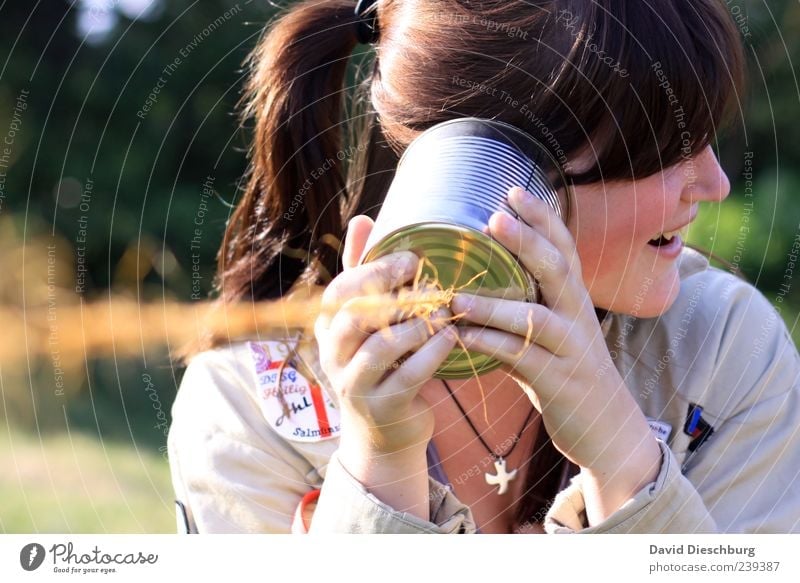 Freude am Zuhören Technik & Technologie Telekommunikation Junge Frau Jugendliche Leben 1 Mensch 18-30 Jahre Erwachsene Büchsentelefon lachen Pfadfinder Zopf