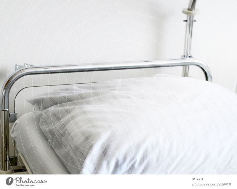 Bett Krankheit Sauberkeit weiß Reinlichkeit Reinheit Krankenhaus Krankenzimmer Krankenbett Bettwäsche Farbfoto Gedeckte Farben Innenaufnahme Menschenleer Morgen