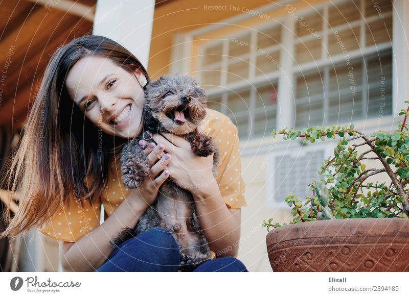 Lächelnde Frau mit Haushund Mensch Junge Frau Jugendliche Erwachsene 1 18-30 Jahre Tier Haustier Hund genießen Gefühle Stimmung Freude Begeisterung