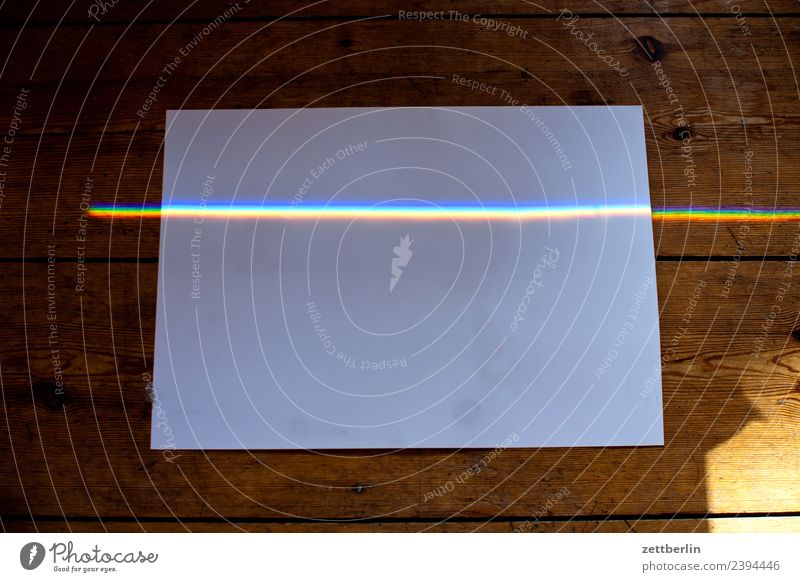 Buntlicht auf Papier mehrfarbig Farbe Licht Lichtbrechung Lichtstrahl Physik Prisma Regenbogen regenbogenfarben Spektralfarbe spektral Wellenlänge Linie