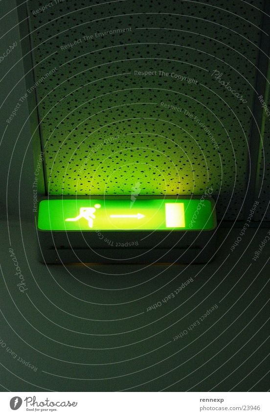 /  Raus  -> [ ] \ Vol. 02 Notbeleuchtung grün strahlend notwendig Beleuchtung aktivieren Notfall Warnhinweis Piktogramm grell Leuchtstoffröhre Lampe Panik