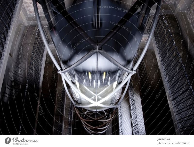 Alien vs. Elevator Zeitmaschine dunkel fantastisch Endzeitstimmung abwärts Fahrstuhl Fahrstuhlschacht Turm Futurismus Röhren Raumkapsel Bewegung außerirdisch