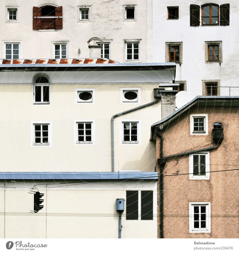 Verbaut Österreich Haus Fassade Fenster Dach Dachrinne alt hell trist Fensterfront Ampel eng Farbfoto Außenaufnahme Muster Strukturen & Formen Menschenleer Tag