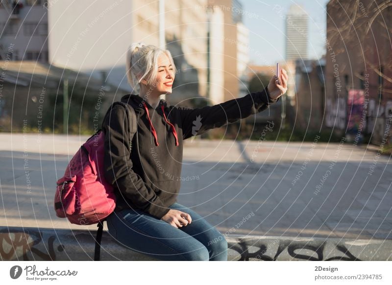 Junge Frau nimmt Selfie nach der Schule. Lifestyle Stil Freude Glück Erholung Berge u. Gebirge Schulkind Schüler Telefon Handy PDA Fotokamera Mensch feminin