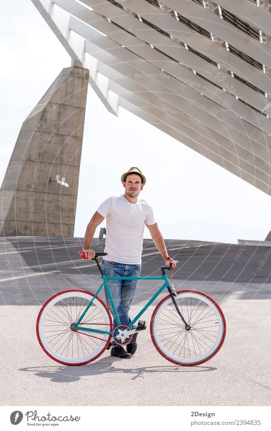 Junger Mann Radfahren an einem Sommertag in der Stadt Lifestyle Stil Freude Erholung Freizeit & Hobby Ferien & Urlaub & Reisen Tourismus Sport Fahrradfahren