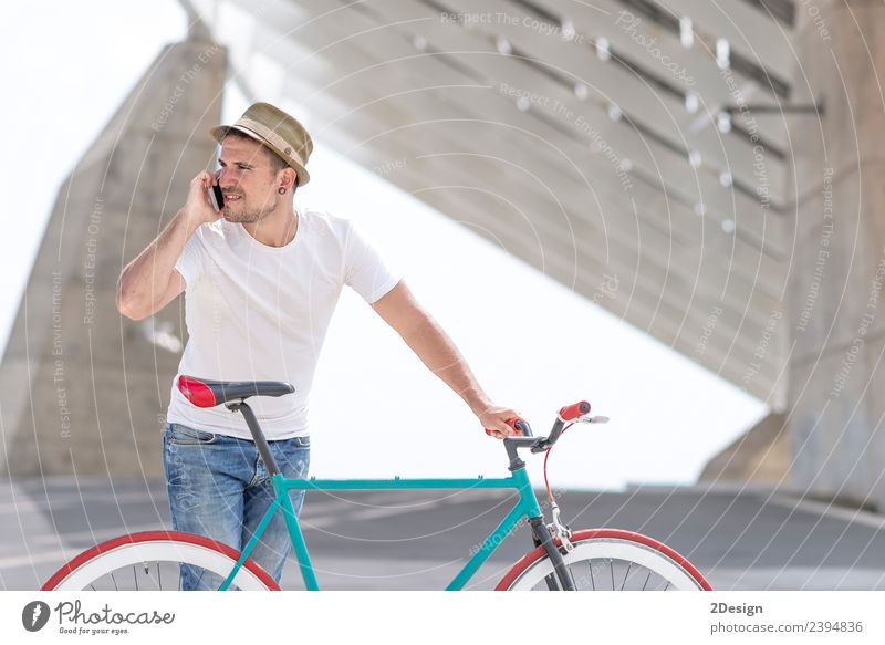 Junger, gutaussehender Kerl mit einem Fahrrad. Lifestyle Stil Freude schön Ferien & Urlaub & Reisen Abenteuer Beruf Business Telefon Technik & Technologie