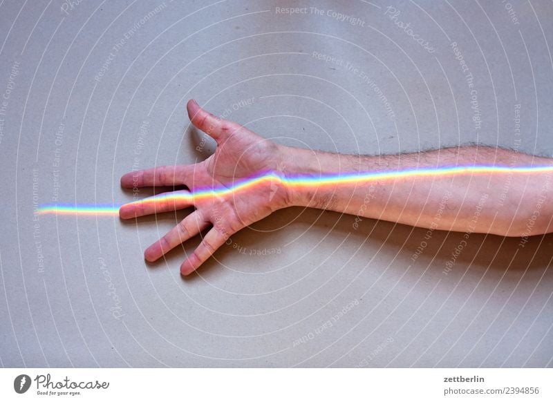 Finger mit Buntlicht (5) Arme mehrfarbig Farbe Hand Handfläche liegen innen Licht Lichtbrechung Lichtstrahl Mann Mensch Physik Prisma Regenbogen