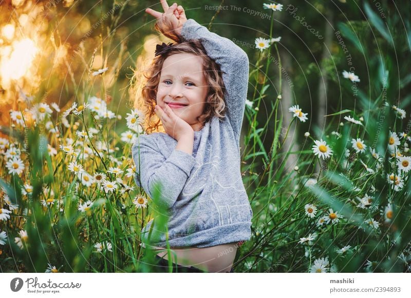 glückliches Kind Mädchen täuschend im Sommer Freude Glück schön Gesicht Spielen Ferien & Urlaub & Reisen Sonne Frau Erwachsene Kindheit Natur Wetter Wärme Blume