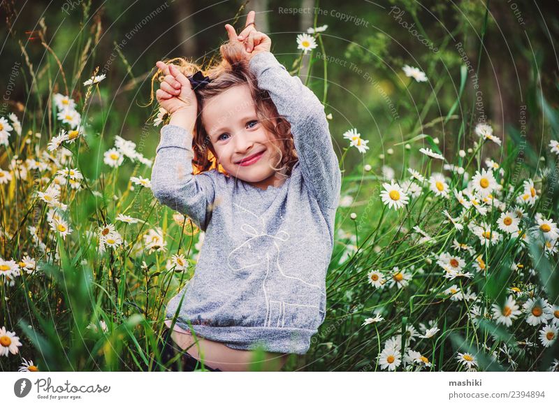 glückliches Kind Mädchen, das Spaß hat Freude schön Gesicht Spielen Ferien & Urlaub & Reisen Sommer Sonne Frau Erwachsene Kindheit Natur Wetter Wärme Blume Gras