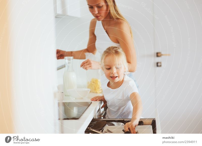 Mutter beim Frühstück mit Tochter Lifestyle Freude Glück Küche Kind Erwachsene Familie & Verwandtschaft Lächeln Umarmen Zusammensein modern weiß Partnerschaft