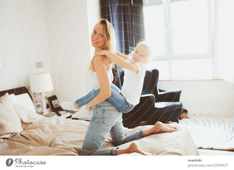 glückliche Familie, die zu Hause spielt Lifestyle Freude Erholung Spielen Schlafzimmer Kleinkind Eltern Erwachsene Mutter Familie & Verwandtschaft Lächeln