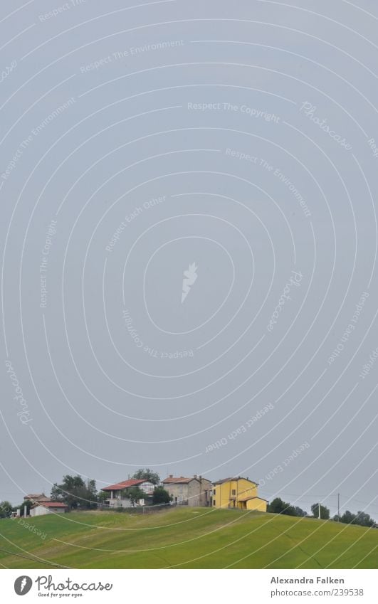 Emilia Romagna. Umwelt Natur Landschaft Himmel Wolkenloser Himmel Wiese Berge u. Gebirge Hügel Italien Dorf Haus Farbfoto Außenaufnahme Menschenleer