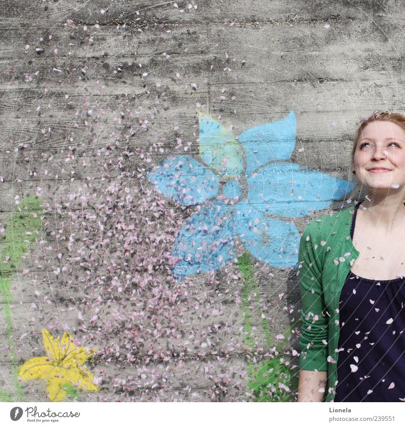 Sommerregen feminin 1 Mensch 18-30 Jahre Jugendliche Erwachsene Mauer Wand Blühend genießen lachen träumen verblüht frei Freundlichkeit Fröhlichkeit Glück