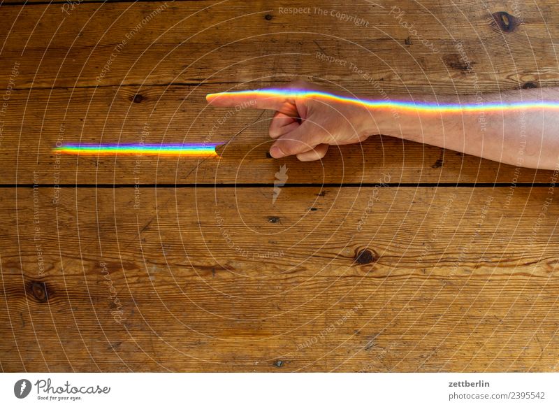 Zeigefinger mit Buntlicht Arme mehrfarbig Farbe Finger Hand Licht Lichtbrechung Lichtstrahl Mann Mensch Physik Prisma Regenbogen regenbogenfarben Spektralfarbe