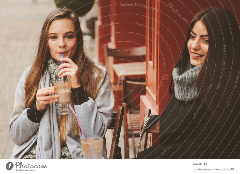 zwei glückliche Freundinnen im Gespräch Kaffee Lifestyle sprechen feminin Frau Erwachsene Freundschaft Herbst Straße Mode Mantel Lächeln lachen Zusammensein