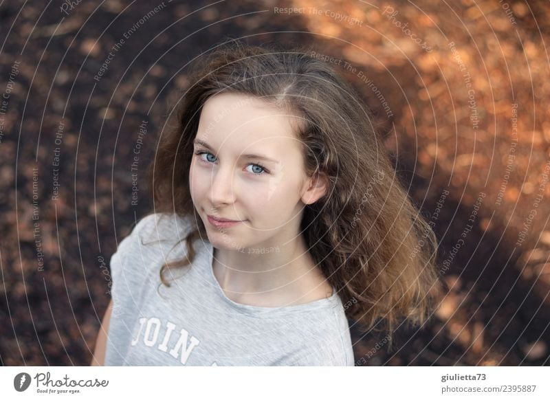 Time to be happy | Porträt eines lächelnden Teenager Mädchens feminin Kindheit Jugendliche 1 Mensch 8-13 Jahre 13-18 Jahre blond langhaarig beobachten Lächeln