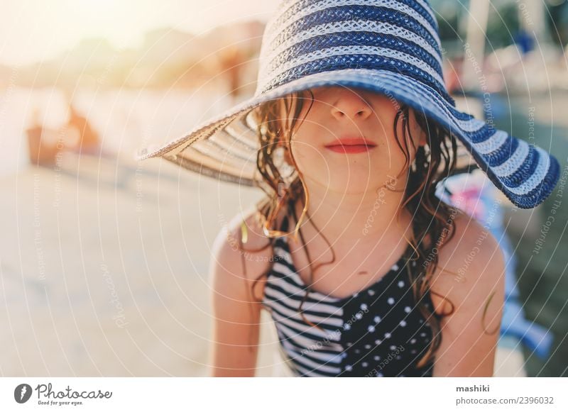 fröhliches Kind zum Entspannen am Sommerstrand Lifestyle Freude Leben Erholung Ferien & Urlaub & Reisen Sonne Strand Meer Kindheit Hand Wärme Küste Hut Streifen