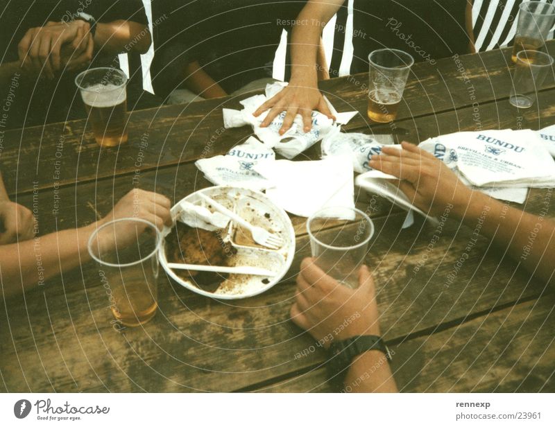 nach dem fressen Hand Teller Besteck Becher Bier Serviette Reinigen Camping Tisch greifen berühren Fastfood Fleisch Umweltverschmutzung Papier verschütten
