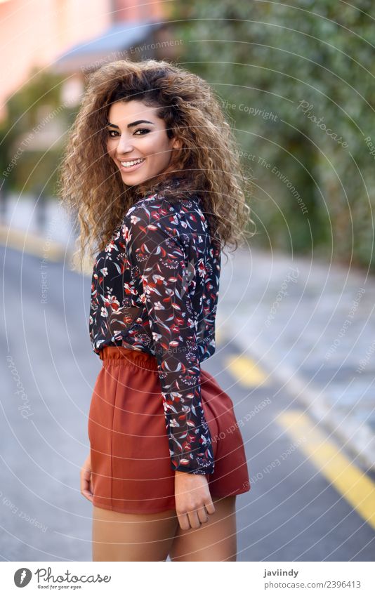Fröhliche junge arabische Frau mit schwarzer Lockenfrisur Lifestyle Stil Freude Glück schön Haare & Frisuren Mensch feminin Junge Frau Jugendliche Erwachsene 1