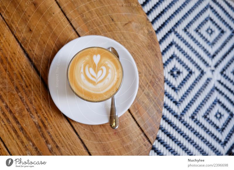 Draufsicht auf den heißen Kaffeemilchkaffee Frühstück Getränk Espresso Stil Design Schreibtisch Tisch Restaurant Kunst Holz frisch braun schwarz weiß Top