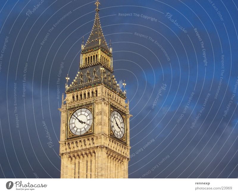 BIG Ben Big Ben Kunst Wahrzeichen London Uhr Gold Uhrenturm schlechtes Wetter Wolken England Großbritannien Respekt Froschperspektive Tourismus Bekanntheit