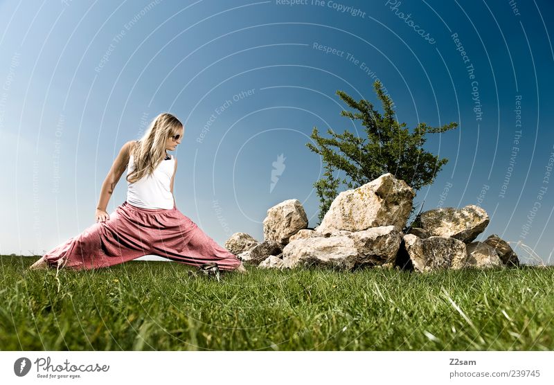 stretch Lifestyle Erholung Freizeit & Hobby Sport Yoga Junge Frau Jugendliche 1 Mensch 18-30 Jahre Erwachsene Natur Landschaft Wolkenloser Himmel Sommer Wiese