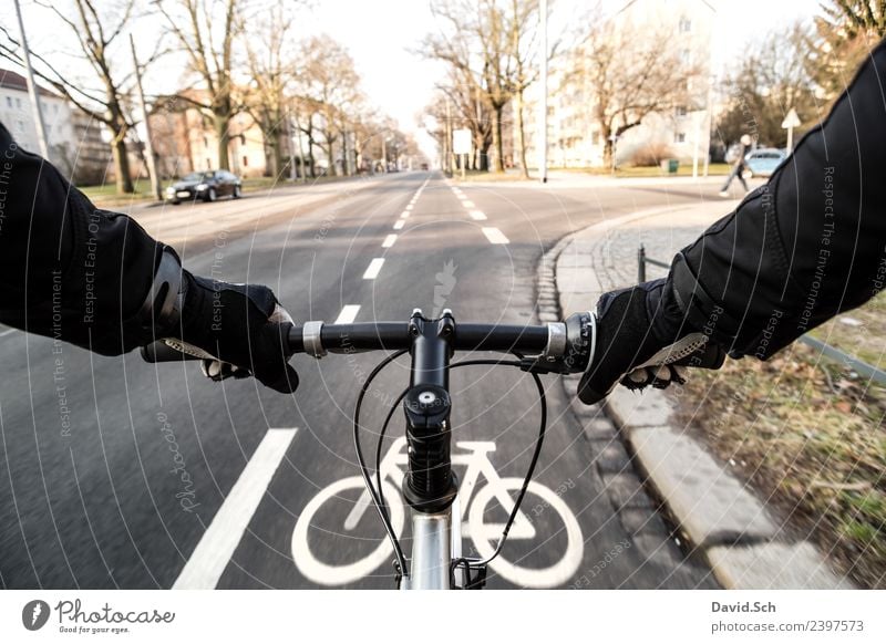 Radfahrer-Egoperspektive Fahrradtour Fahrradfahren Mensch Hand 1 Schönes Wetter Stadt Verkehr Verkehrsmittel Verkehrswege Personenverkehr Straße Straßenkreuzung
