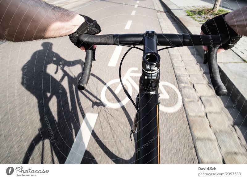 Radfahrer-Egoperspektive Freizeit & Hobby Fahrradtour Sommer Sport Fahrradfahren Mensch Mann Erwachsene Hand 1 Verkehr Verkehrsmittel Verkehrswege
