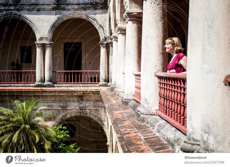 Junge Frau steht auf dem Balkon eines alten Gebäudes Kuba Havanna Säule 1 Mensch sitzen Erholung Pause ausruhend Bank genießen ruhig Mauer Reisefotografie