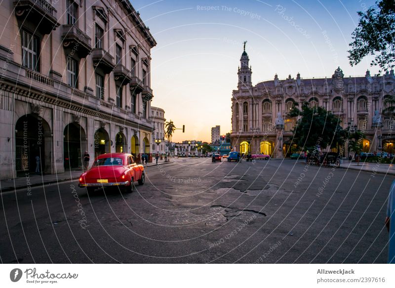 Oldtimer mit Sonnenuntergang in Havanna Kuba Nacht Beleuchtung Nachtaufnahme Park Platz Langzeitbelichtung Haus Abenddämmerung Romantik Wolkenloser Himmel