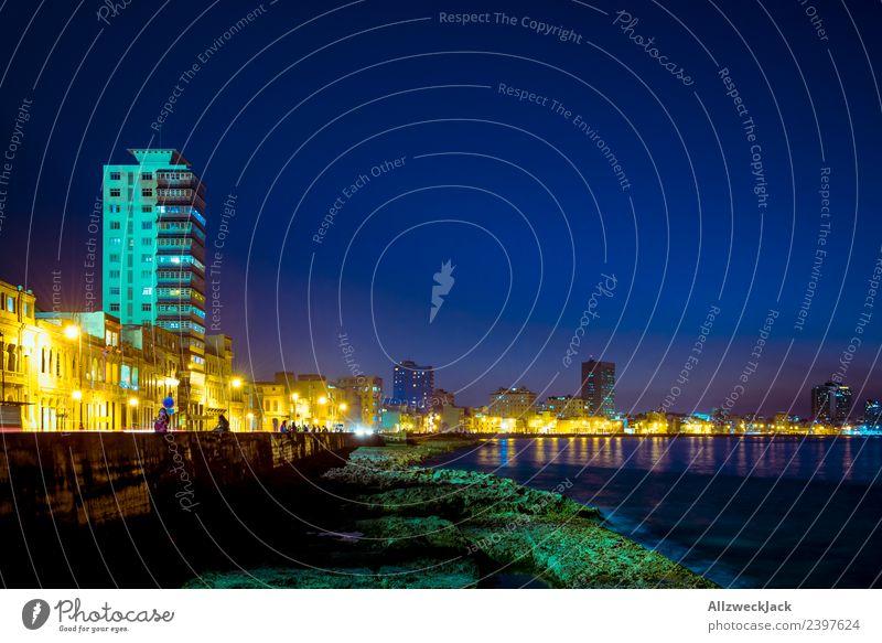 Malekon in Havanna bei Nacht Insel Kuba El Malecón Küste Promenade Skyline Straße Nachtaufnahme Beleuchtung erleuchten Illumination Blauer Himmel