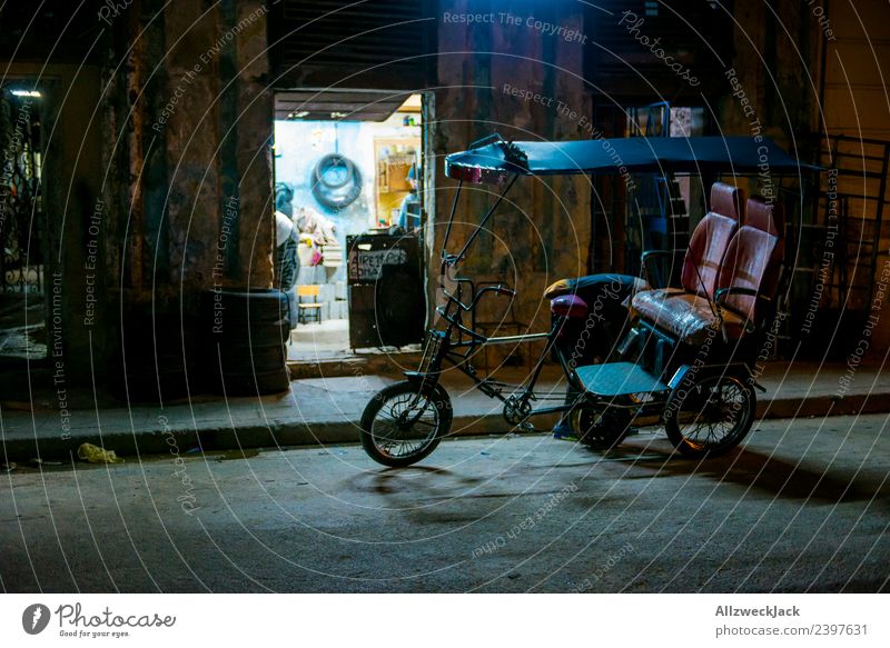 parkendes Fahrradtaxi nachts auf den Straßen von Havanna Kuba Nachtaufnahme Langzeitbelichtung Haus dunkel erleuchten Licht Beleuchtung Ferien & Urlaub & Reisen