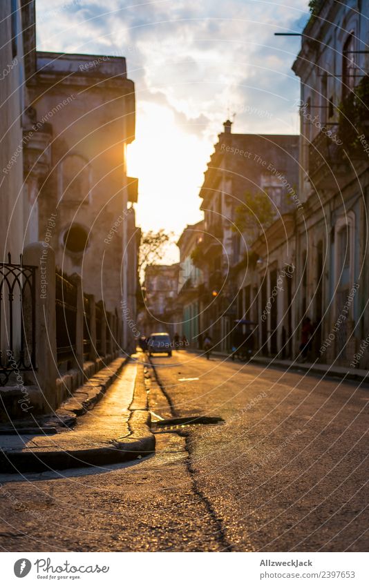 Sonnenuntergang in den Straßen von Havanna Kuba Insel Sozialismus Ferien & Urlaub & Reisen Reisefotografie Ausflug Sightseeing Schatten Stadt Blauer Himmel