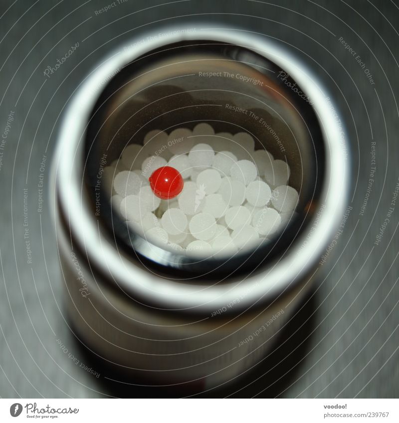 Red Pill verleiht Flügel Dose Glas Kugel glänzend rund grau rot weiß einzigartig Integration Tablette Medikament Placebo Farbfoto Innenaufnahme Menschenleer