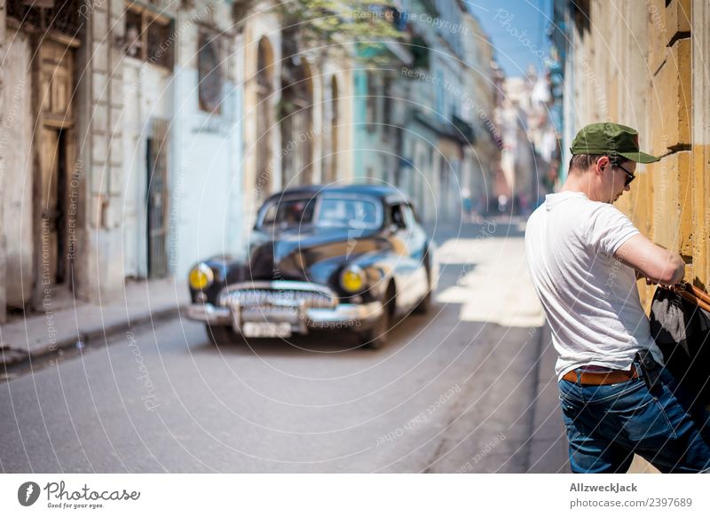 Mann und Oldtimer in einer Straße in Havanna Kuba Insel Ferien & Urlaub & Reisen Reisefotografie Ausflug Sightseeing Gasse Stadt Blauer Himmel Fernweh Tag Sonne
