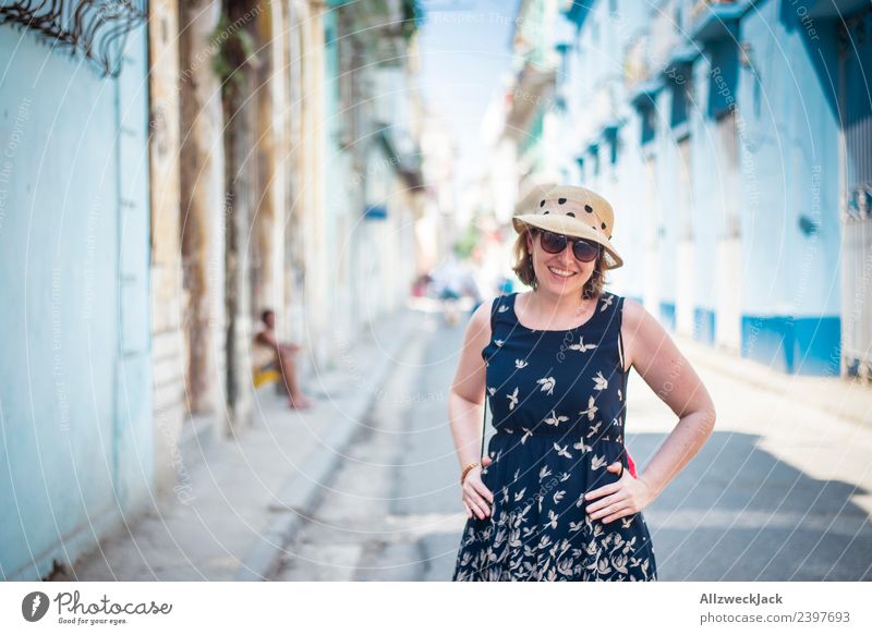 Portrait von Frau mit blauem Kleid, Sonnenbrille und Hut Kuba Havanna Insel Ferien & Urlaub & Reisen Reisefotografie Ausflug Sightseeing Gasse Straße Stadt
