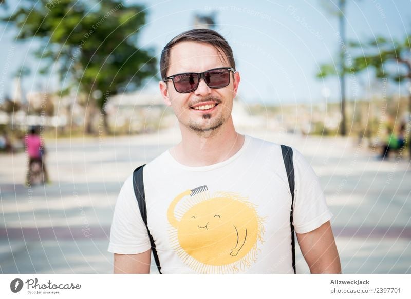 Portrait junger Mann mit Sonnenbrille Kuba Havanna Insel Ferien & Urlaub & Reisen Reisefotografie Ausflug Sightseeing Straße Stadt Blauer Himmel Fernweh Tag