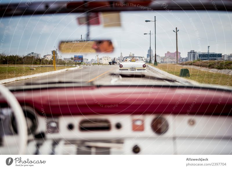 Egoperspektive aus einem Oldtimer Kuba Havanna Insel Ferien & Urlaub & Reisen Reisefotografie Ausflug Sightseeing fahren Ausfahrt Rücksitz Straße Stadt