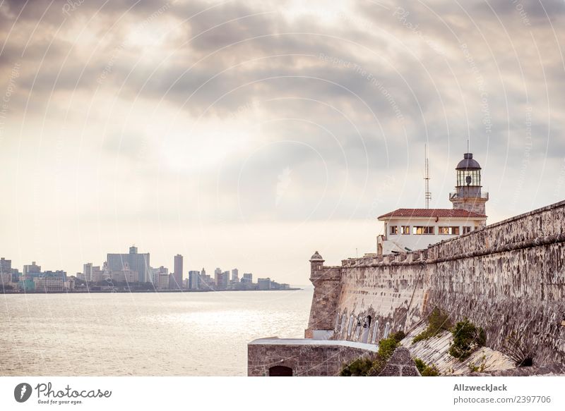 Blick übers Meer auf den Malecón von Havanna Kuba Insel Sozialismus Ferien & Urlaub & Reisen Reisefotografie Ausflug Sightseeing Dämmerung Wolken bedeckt
