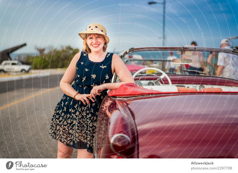 Portrait von Frau mit blauem Kleid und Hut am Oldtimer Kuba Havanna Insel Ferien & Urlaub & Reisen Reisefotografie Ausflug Sightseeing Porträt Körperhaltung