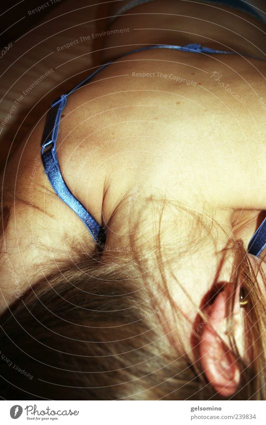 Rückenansicht Junge Frau Jugendliche Haut Haare & Frisuren Nacken 1 Mensch BH rothaarig liegen ästhetisch feminin weich blau Farbfoto Innenaufnahme