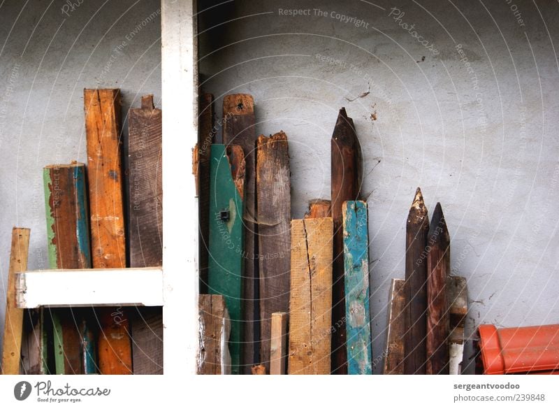Woody Woodpeckers letzten Reserven Mauer Wand Holz alt eckig blau braun grün weiß Ordnung Verfall Rest ansammeln aufbewahren Pfosten Balken Farbfoto