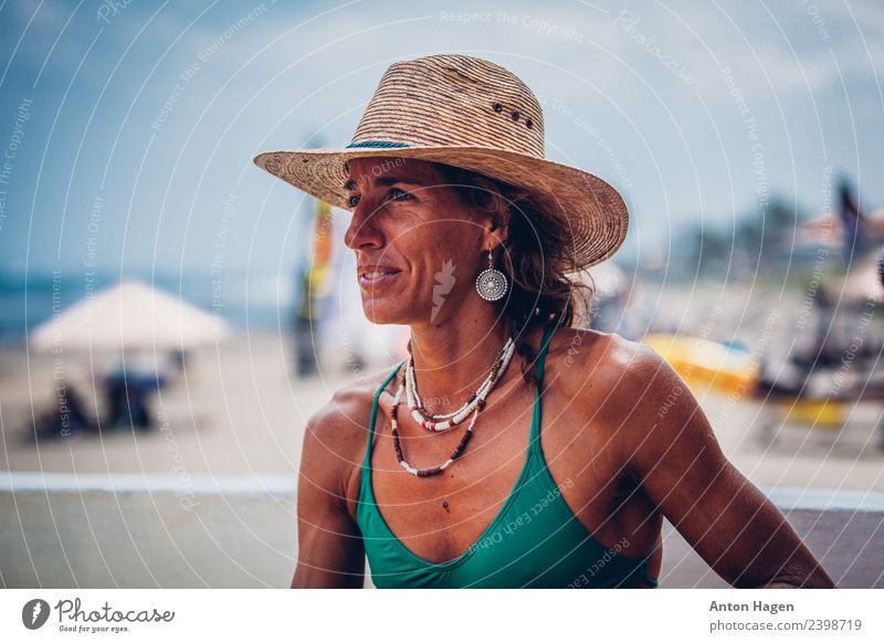 Frau mit Strohhut am Strand Lifestyle sportlich Fitness Leben Wohlgefühl maskulin feminin Erwachsene 1 Mensch 30-45 Jahre Begeisterung Leidenschaft