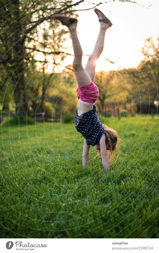 Mädchen macht Handstand Freude Glück Gesundheit sportlich Fitness Wellness Leben harmonisch Wohlgefühl Garten Sport-Training Kind Schule Kindheit Umwelt Natur