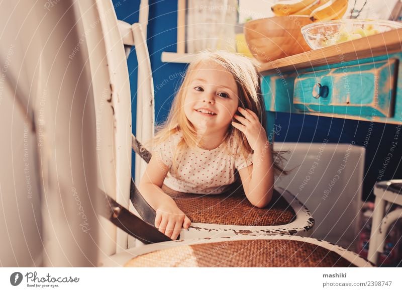 fröhliches Kleinkind Mädchen spielt in der Küche Freude Glück schön Spielen Kind Baby blond Lächeln lachen klein niedlich weiß reizvoll Kaukasier farbenfroh