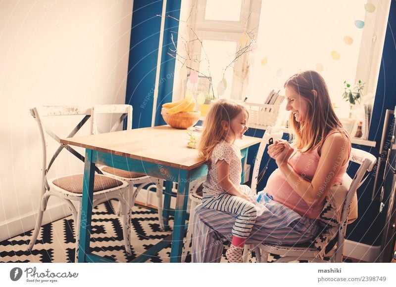 glückliche Familie beim Frühstück zu Hause Tee Glück schön Küche Kind Baby Kleinkind Eltern Erwachsene Mutter Schwester Familie & Verwandtschaft Freundschaft