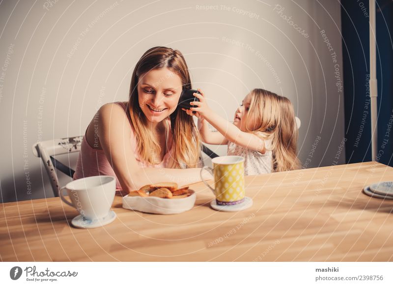 Mama spielt mit der Kleinkind-Tochter zu Hause. Frühstück Tee Freude Glück schön Spielen Tisch Küche Kind Baby Eltern Erwachsene Mutter Familie & Verwandtschaft