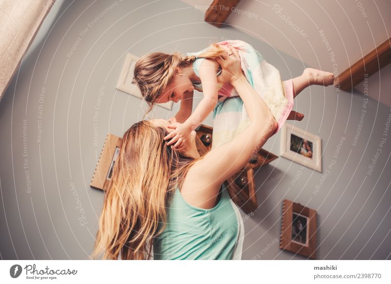 Mutter und Kleinkind Mädchen spielen zu Hause Lifestyle Sofa modern Innenbereich Raum Spielen heimwärts Glück Familie & Verwandtschaft Morgen
