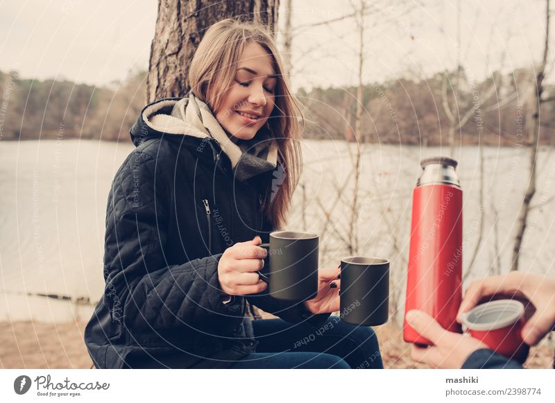 glückliches Paar trinkt heißen Tee im Freien Lifestyle Freude Ferien & Urlaub & Reisen Camping Familie & Verwandtschaft Freundschaft Natur Herbst Baum Wald