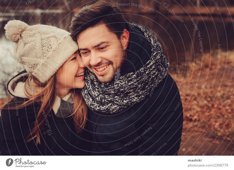 glückliches Paar beim Spaziergang im Herbstwald Lifestyle Freude Ferien & Urlaub & Reisen Frau Erwachsene Mann Familie & Verwandtschaft Freundschaft Natur Wärme